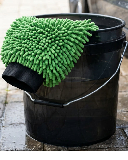 Rovae Chenille Microfiber Car Wash Mitt 28 x 20 cm Green - Lifestyle view