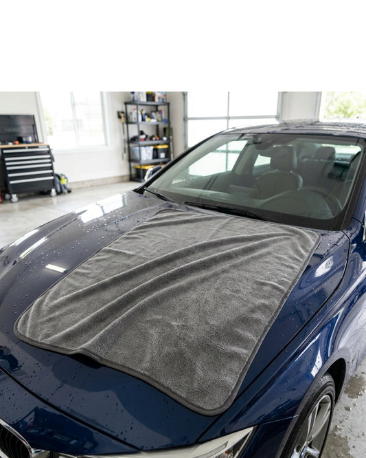 Rovae Twisted-Loop Microfiber Car Drying Towel 90 x 60 cm Gray - Lifestyle view
